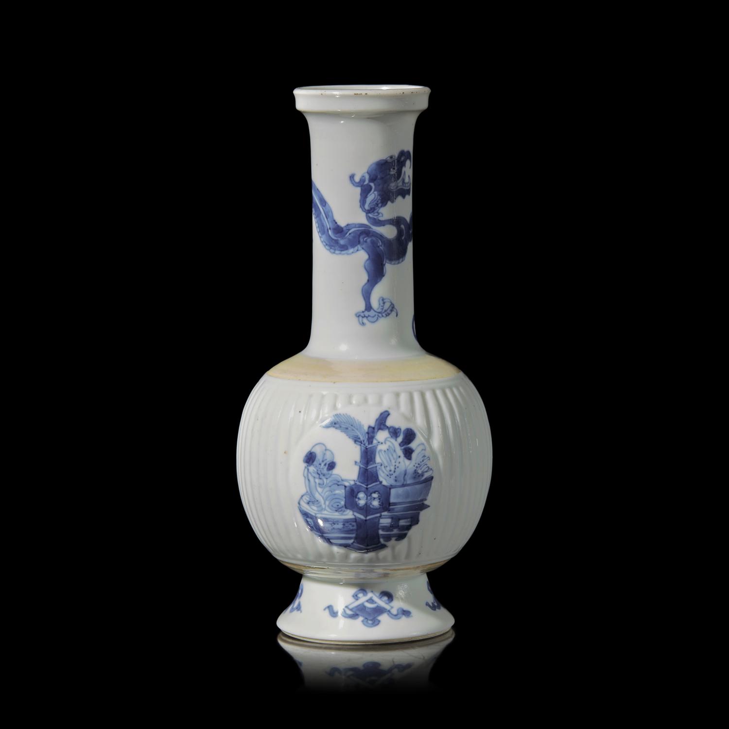 A Chinese Blue and White Porcelain ' Bogu ' Vase, Kangxi Period 清康熙 青花博古圖賞瓶