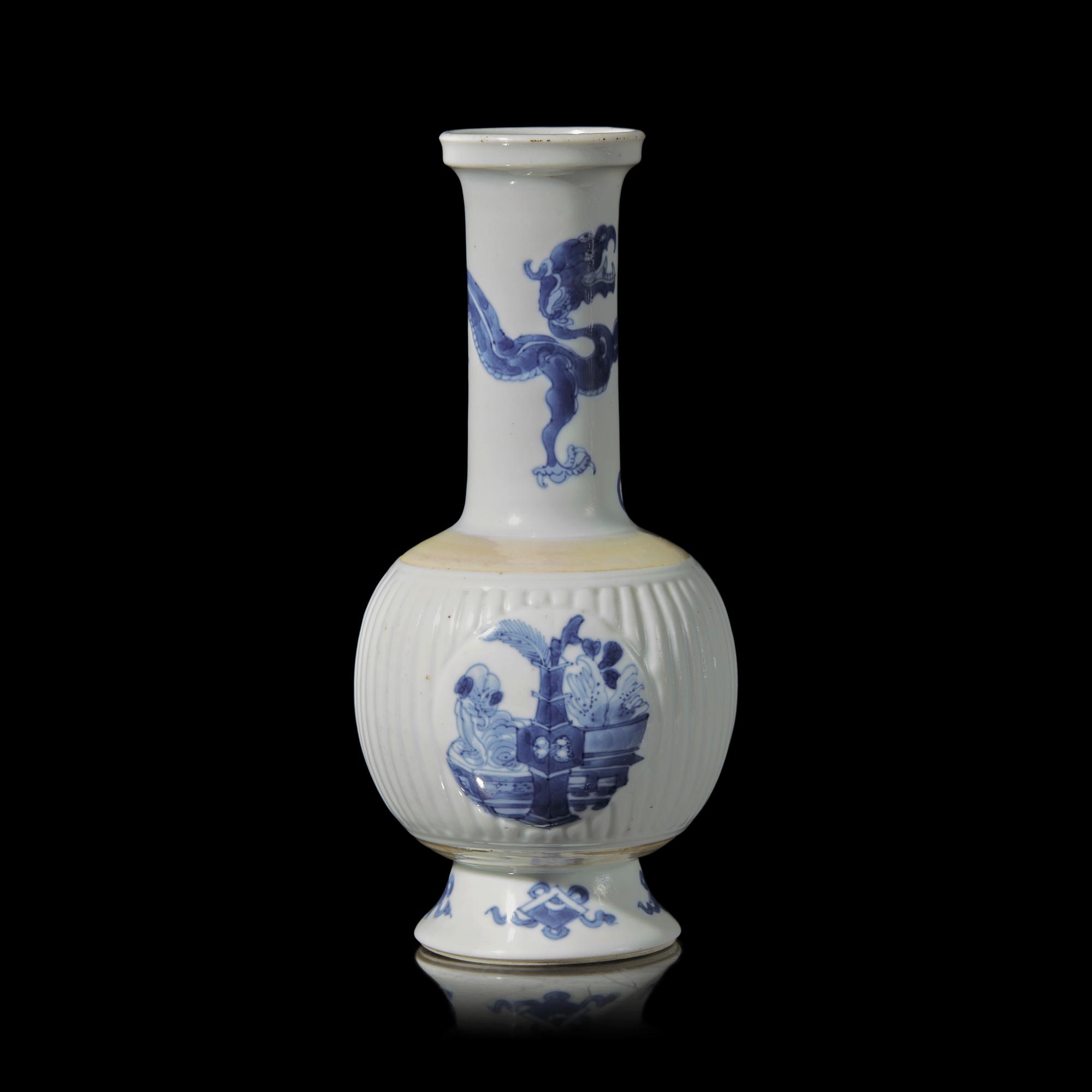 A Chinese Blue and White Porcelain ' Bogu ' Vase, Kangxi Period 清康熙 青花博古圖賞瓶