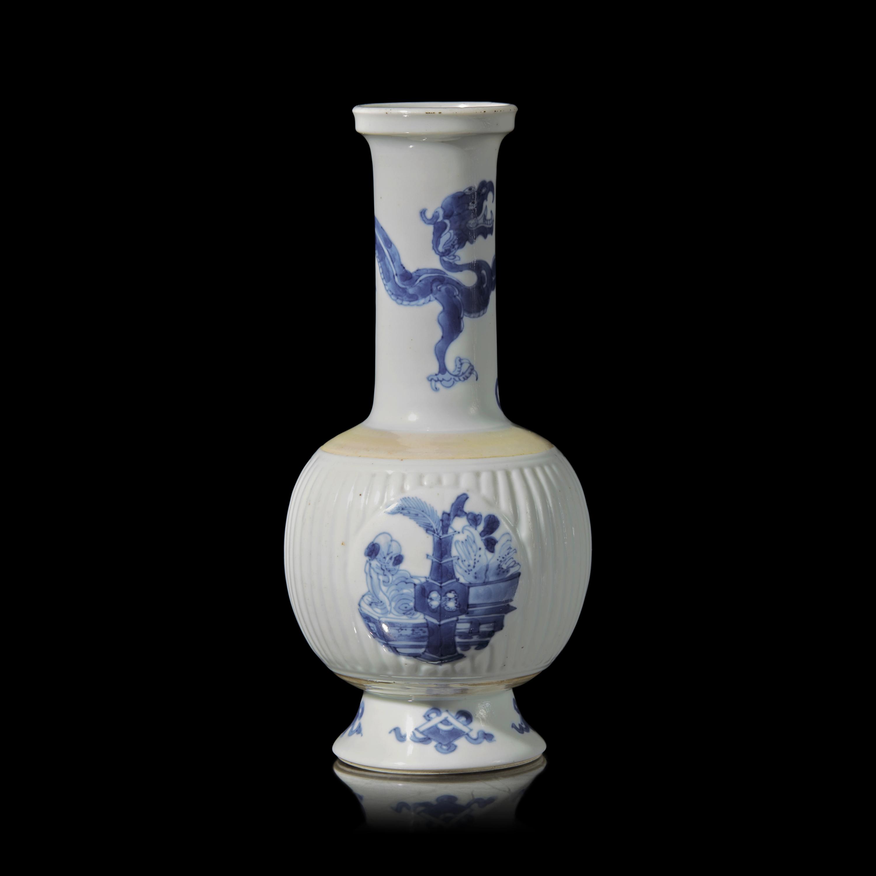 A Chinese Blue and White Porcelain ' Bogu ' Vase, Kangxi Period 清康熙 青花博古圖賞瓶