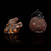 A carved wood "Toads" netsuke and carved walnut netsuke 日本核桃蟾蜍与根付两件 Edo/Meiji period ?????