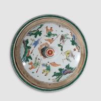 An unusual large Chinese famille verte-decorated porcelain jar and cover 五彩带盖大罐