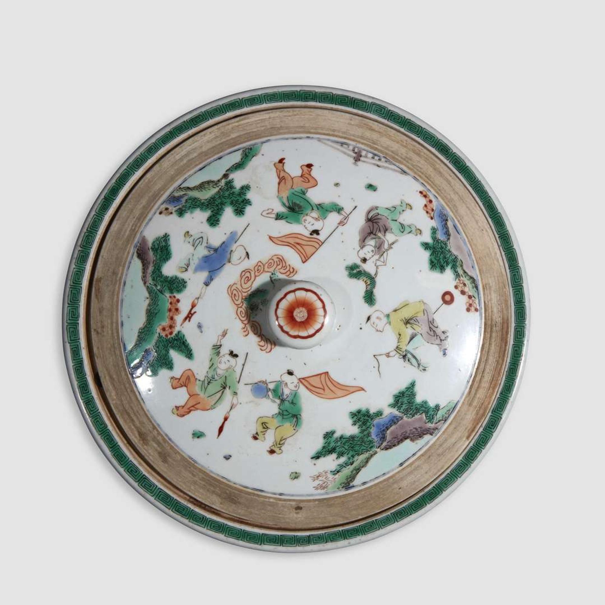 An unusual large Chinese famille verte-decorated porcelain jar and cover 五彩带盖大罐