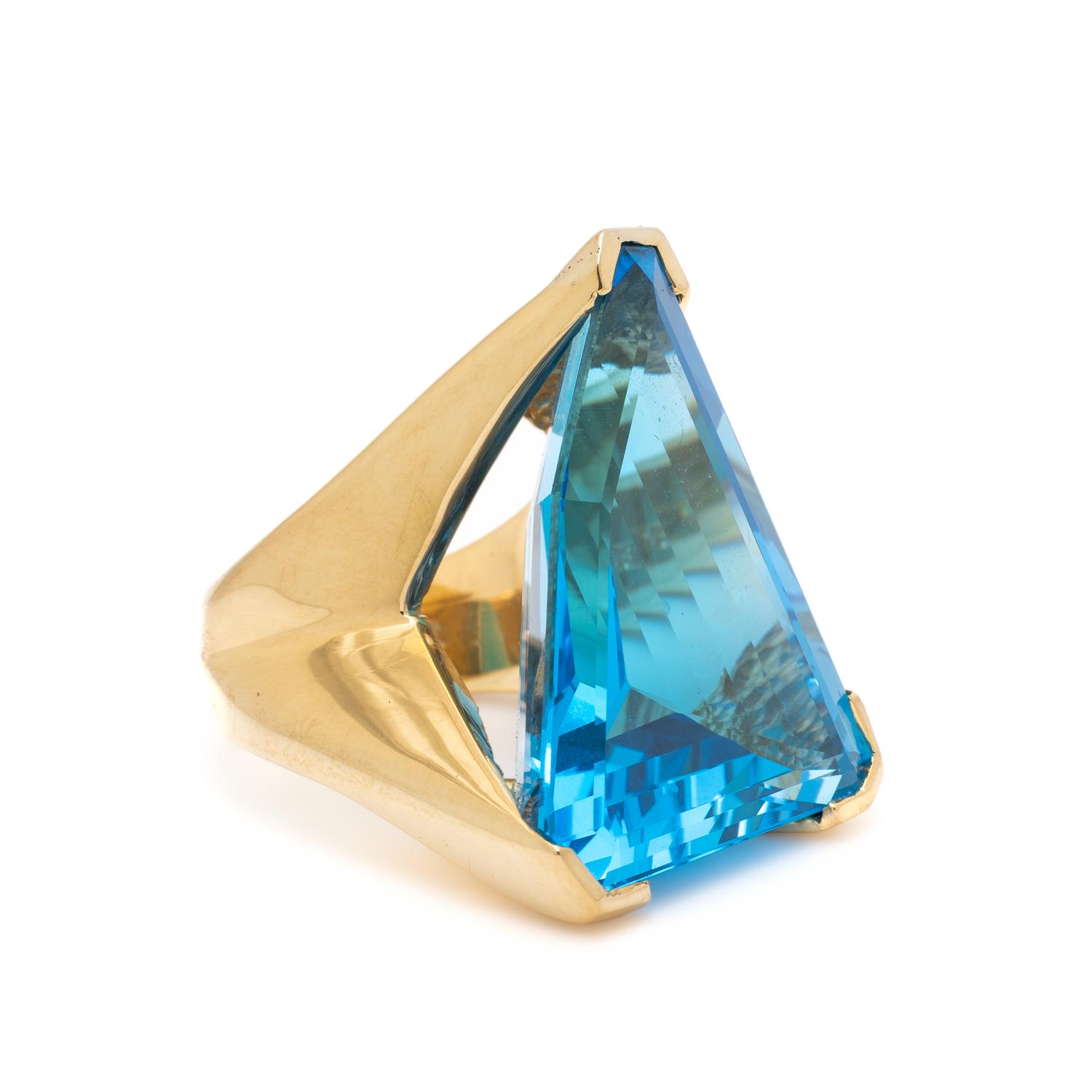 BLUE TOPAZ AND YELLOW GOLD RING
