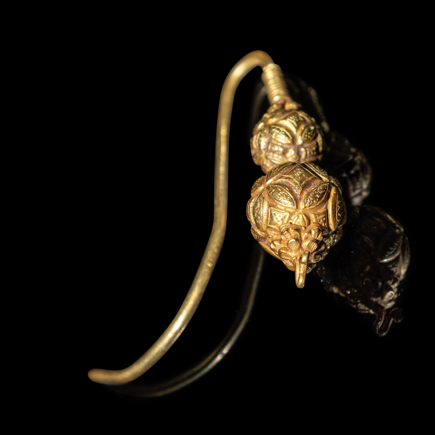 A Pair of Chinese Gold 'Brocade Balls' Earrings, Erhuan, Yuan-Ming Dynasty 明 金繡球耳環一對