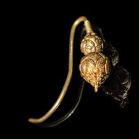 A Pair of Chinese Gold 'Brocade Balls' Earrings, Erhuan, Yuan-Ming Dynasty 明 金繡球耳環一對