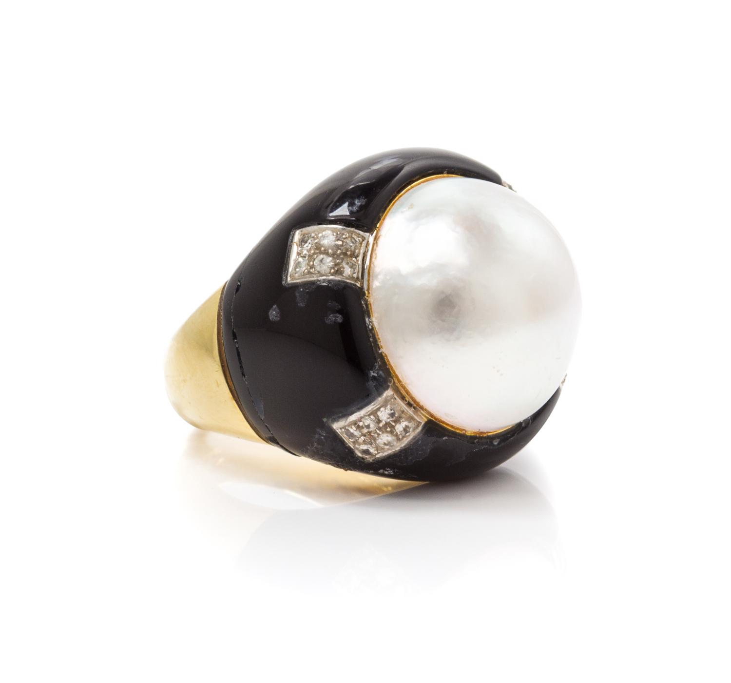 An 18 Karat Yellow Gold, Cultured Mabe Pearl, Diamond and Onyx Ring, 13.40 dwts.