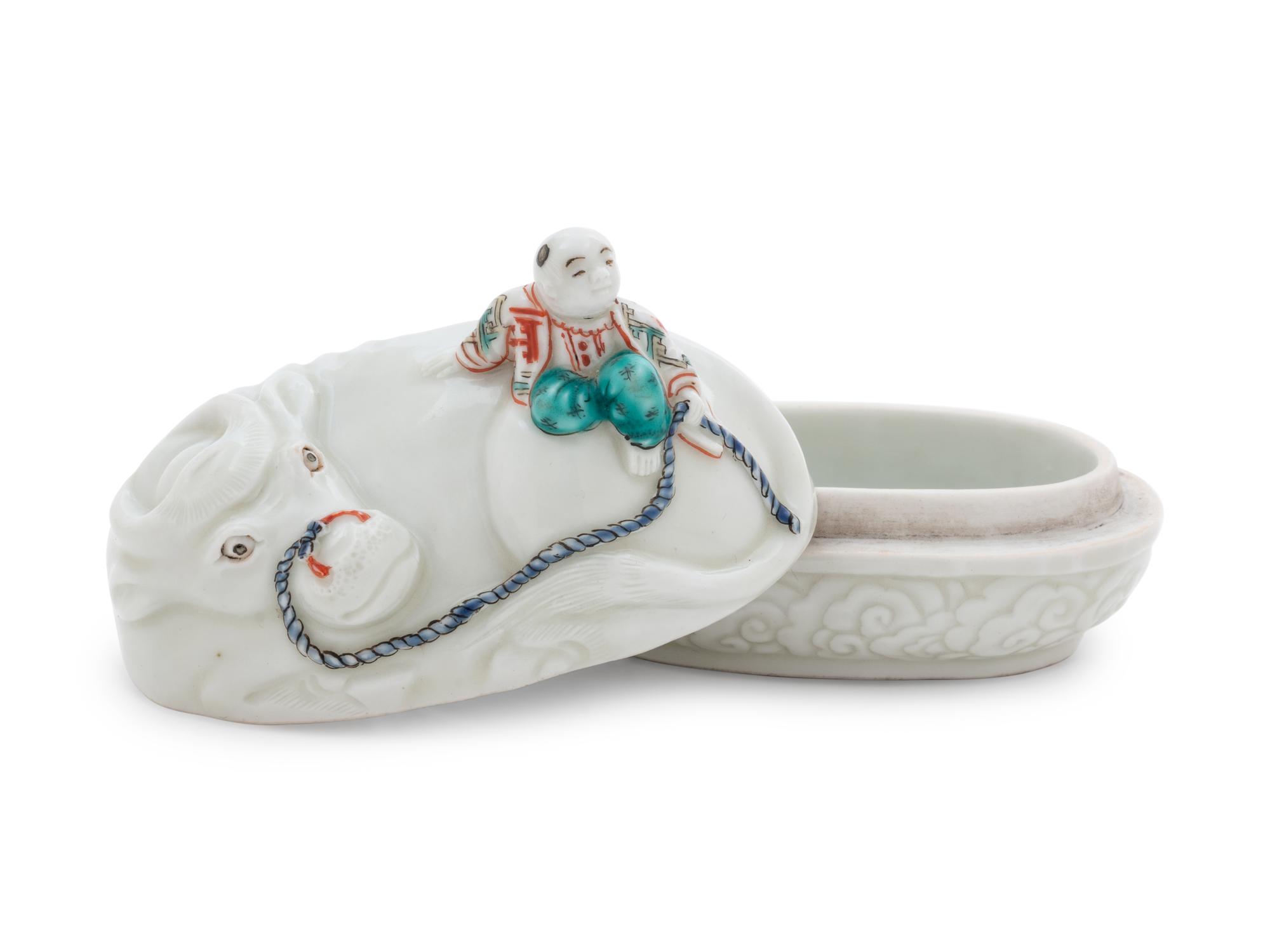 A Kakiemon Porcelain Covered Box