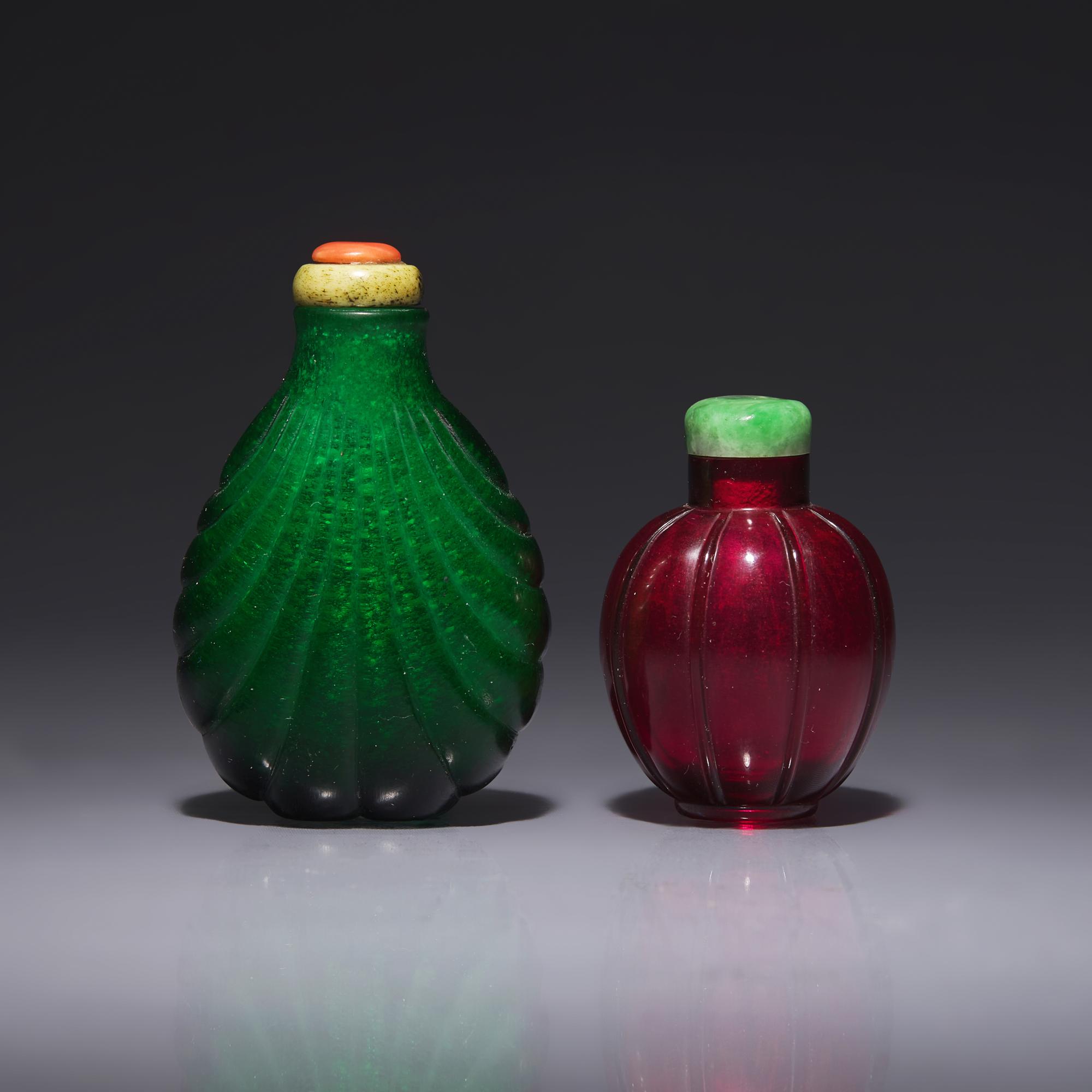 Two Chinese Colored Glass Snuff Bottles 料器鼻烟壺兩支