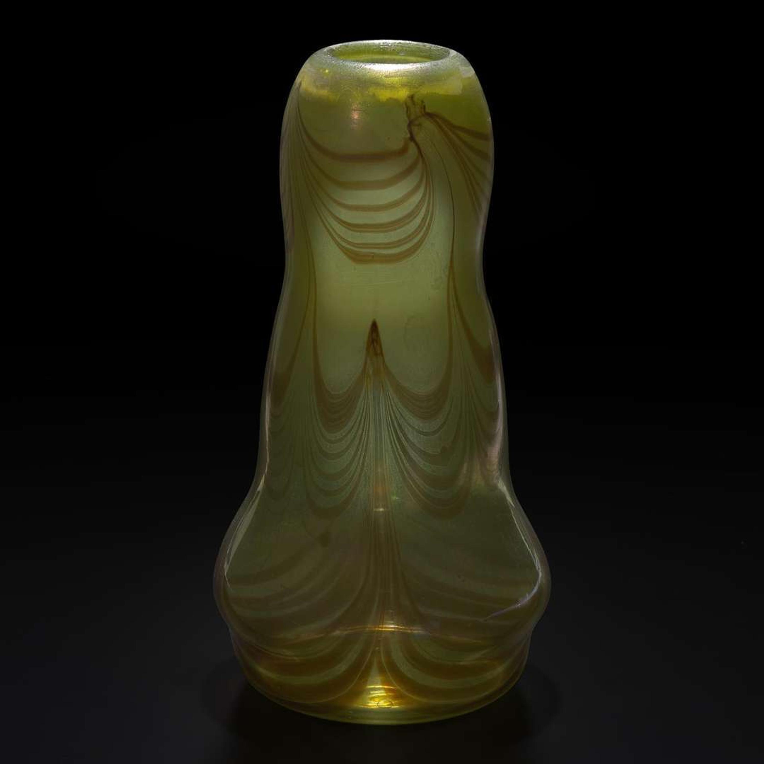 Tiffany Studios A Large Gourd-Form Decorated Favrile Vase, New York, 1919