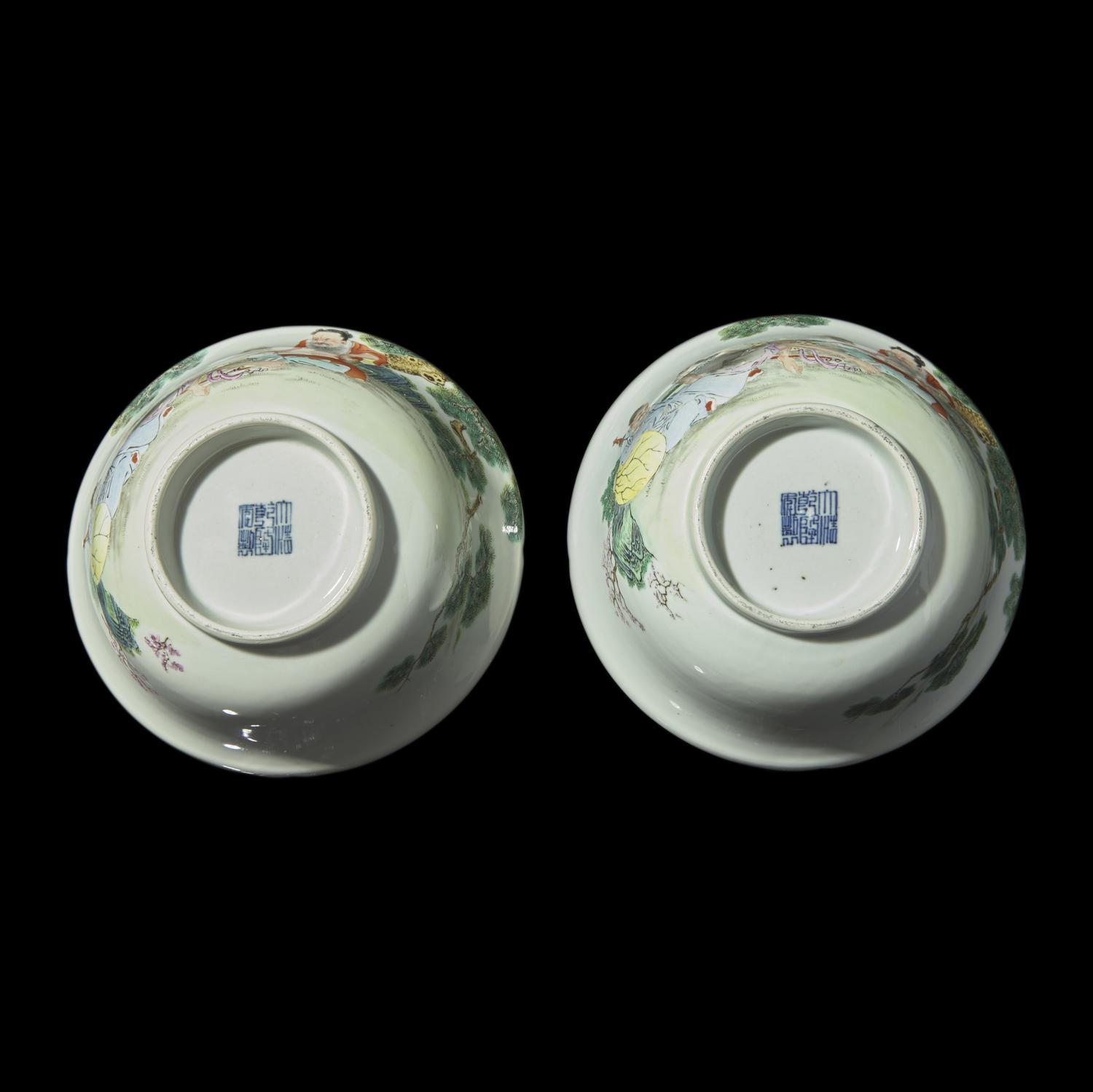 A Pair of Chinese Famille Rose 'Immortals' Bowls, Late Qing-Republic Period 晚清-民國 粉彩仙人圖花口碗一對
