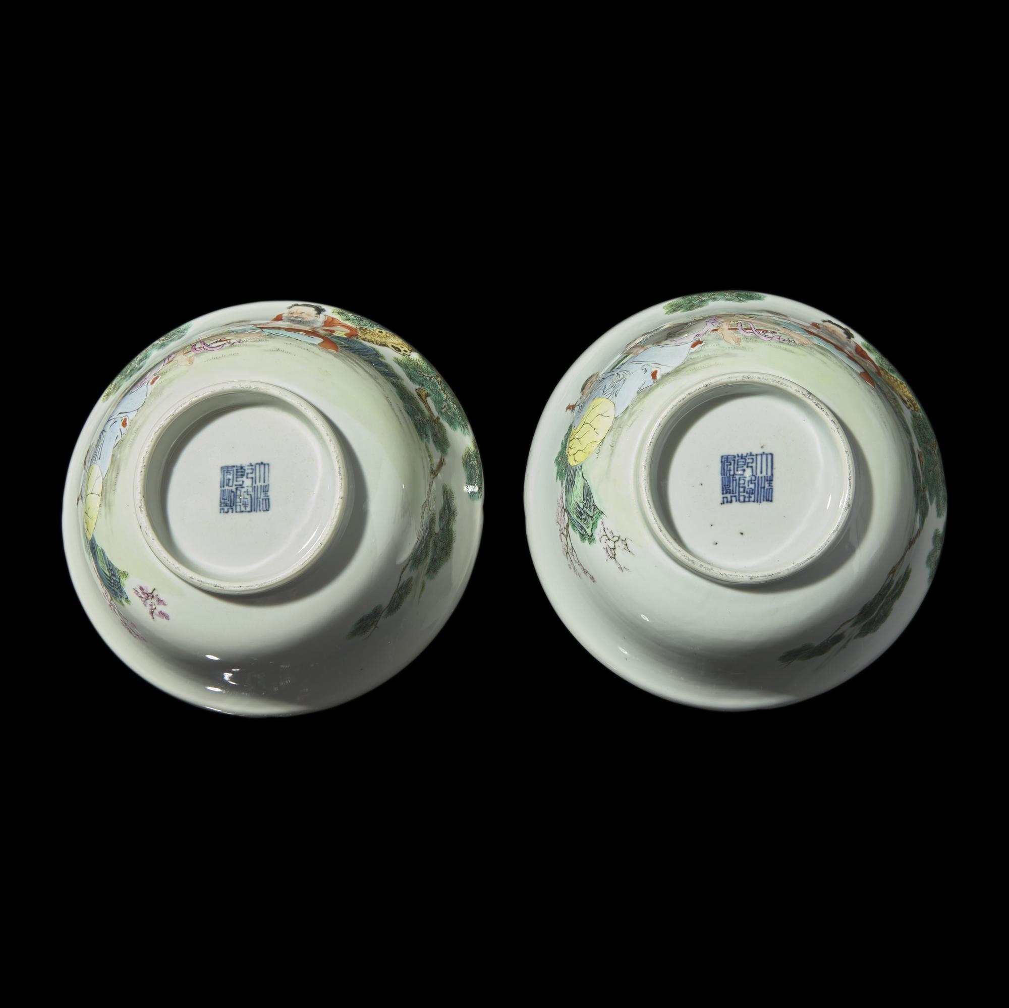 A Pair of Chinese Famille Rose 'Immortals' Bowls, Late Qing-Republic Period 晚清-民國 粉彩仙人圖花口碗一對