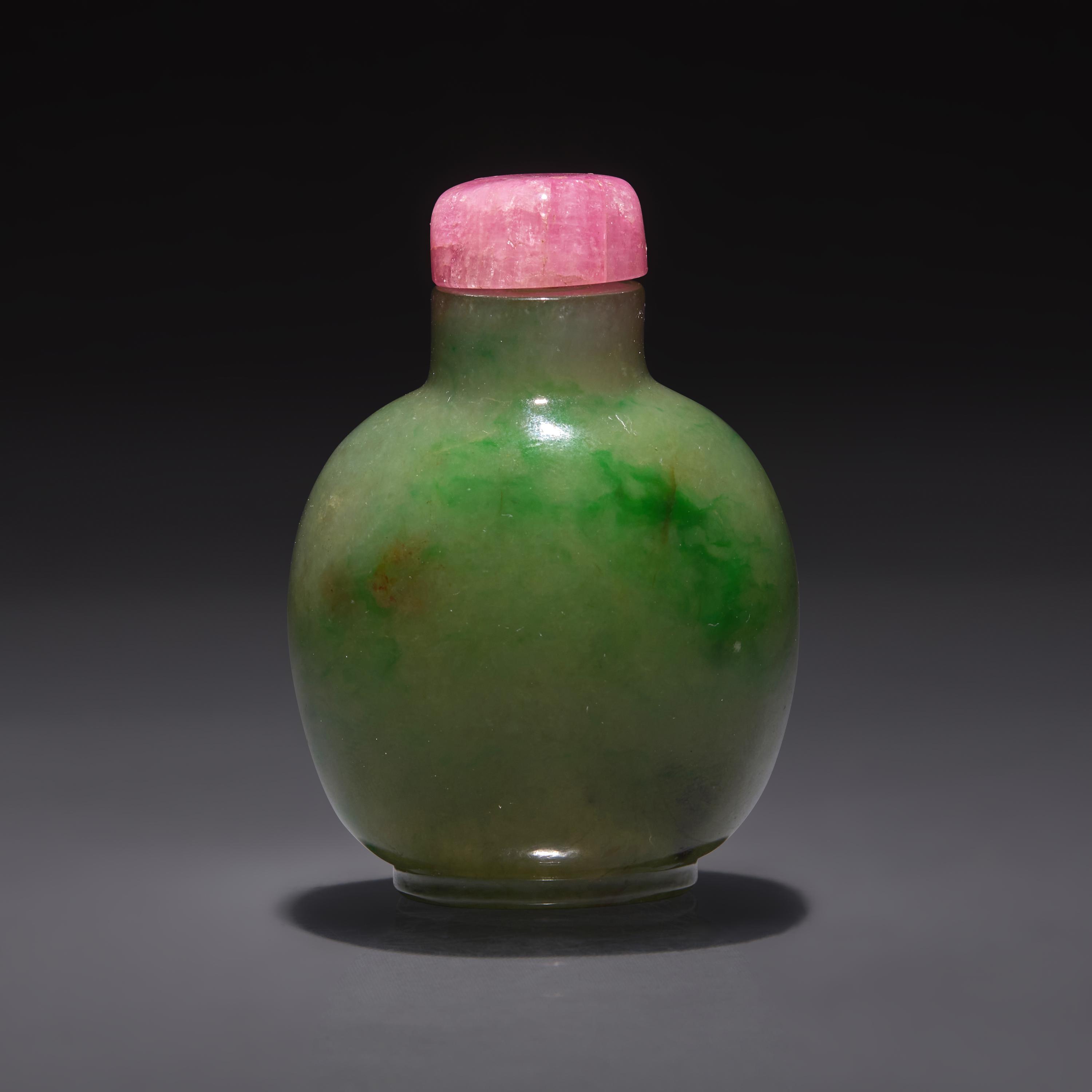 A Chinese Jadeite Snuff Bottle, Qing Dynasty, 19th/20th century — 清晚期 翡翠鼻煙壺