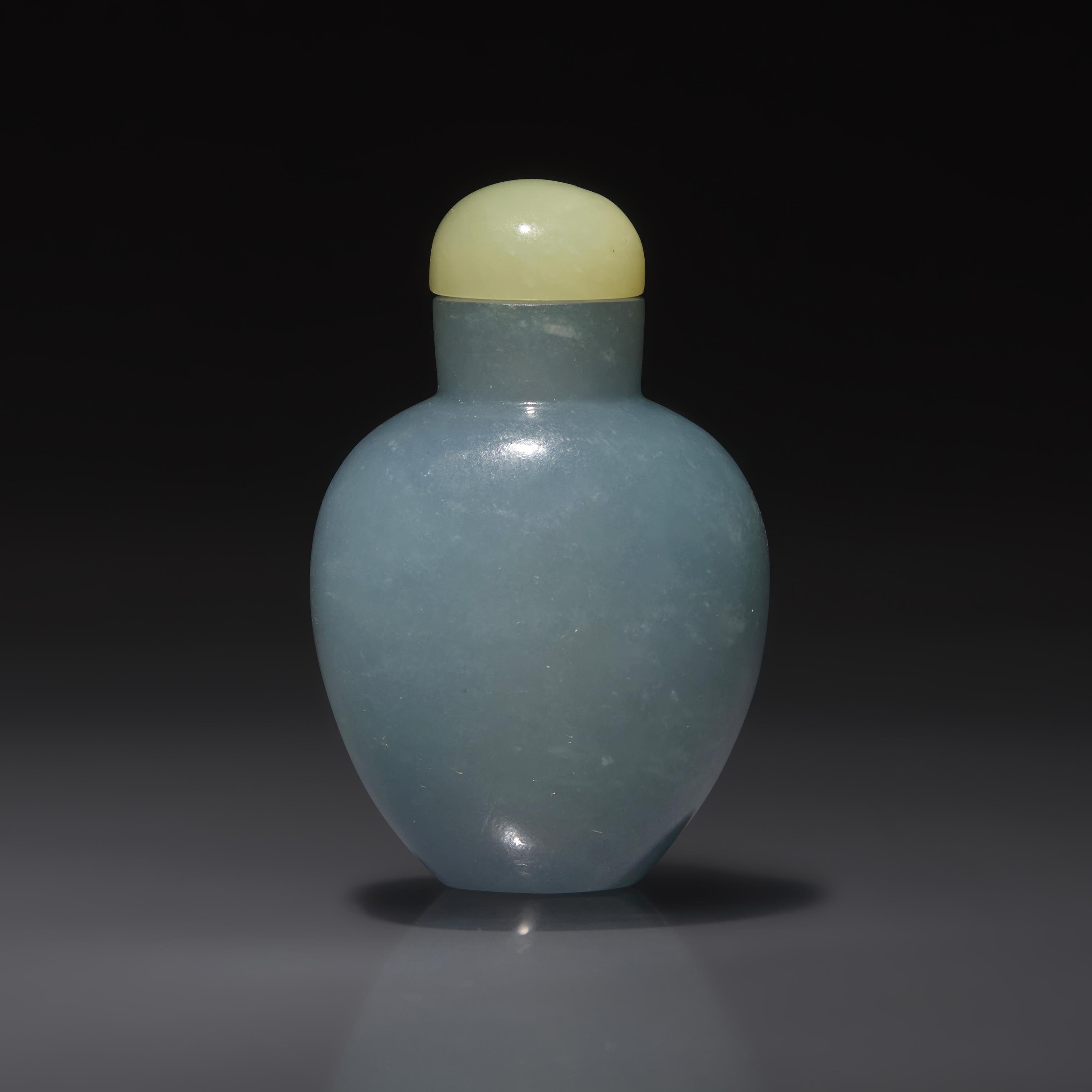 A Chinese Greyish-Blue Jadeite Snuff Bottle — 灰藍翡翠素面鼻煙壺
