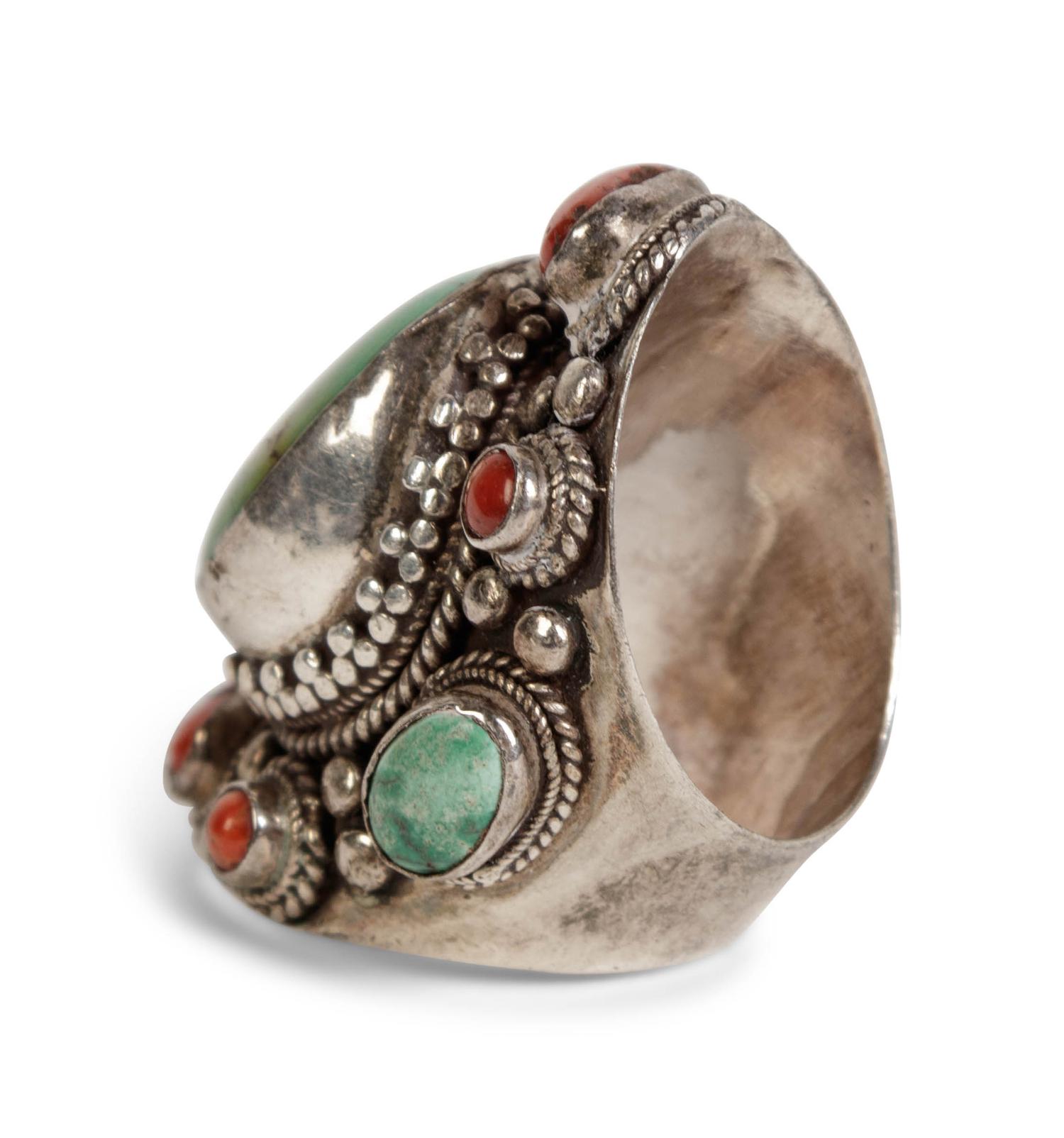 A Silver and Turquoise Cabochon Ring