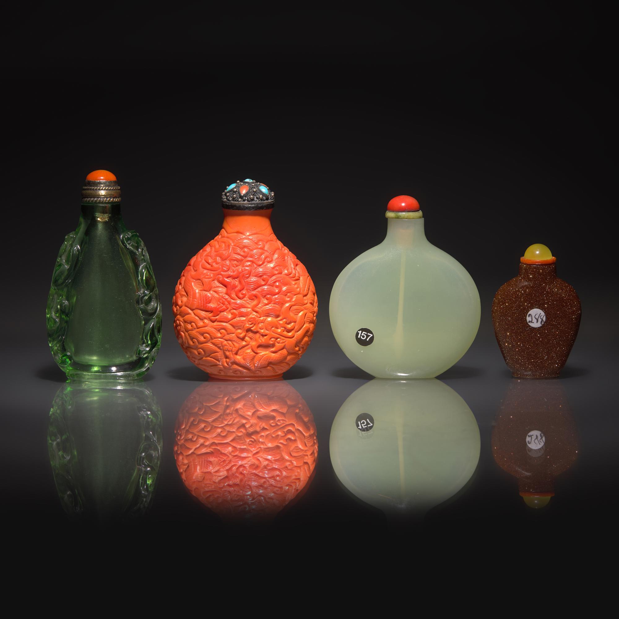 Four Chinese Glass Snuff Bottles, 18th-20th Century — 清中期-民國 料器鼻烟壺四支