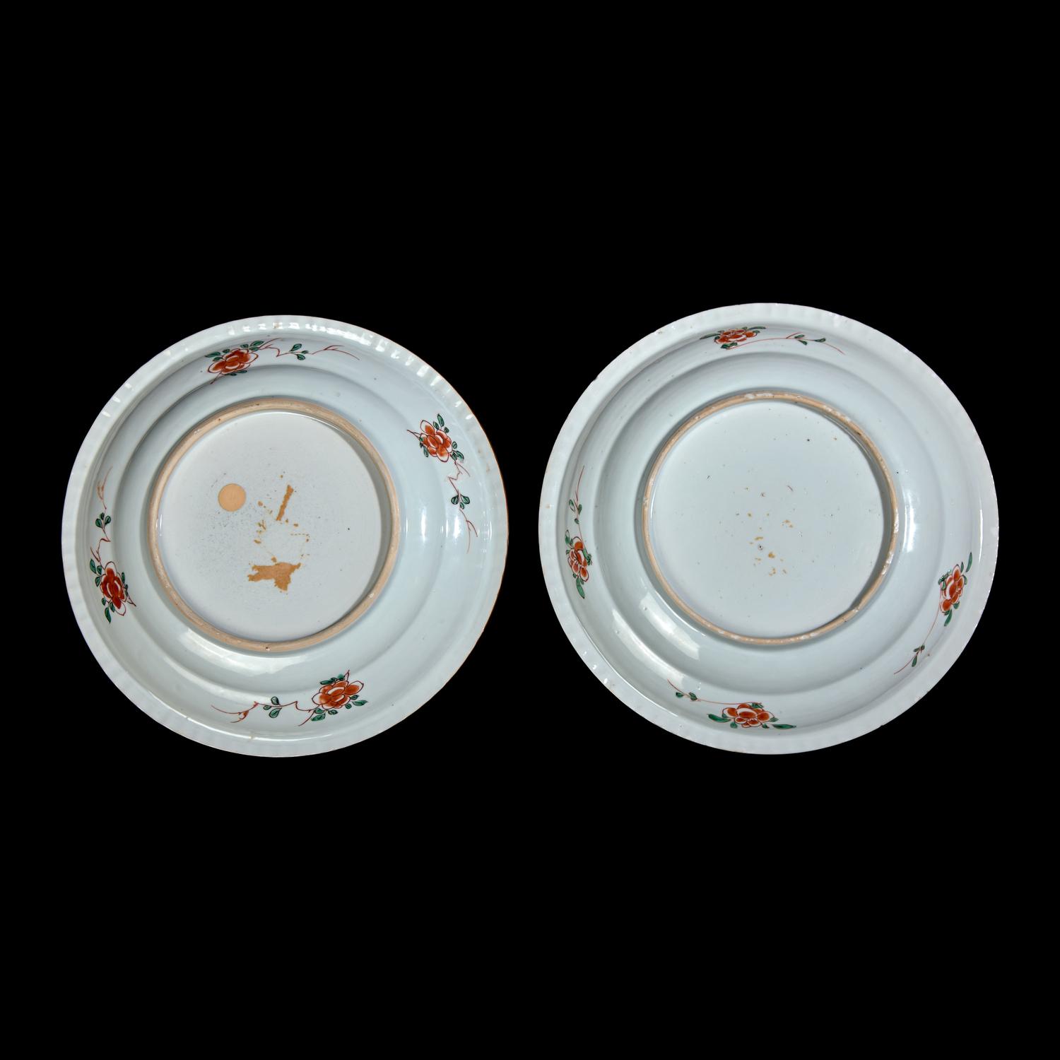 A Pair of Chinese Famille Verte Porcelain 'Phoenix' Dishes, Kangxi Period 清康熙 五彩鳳穿牡丹圖盤一對