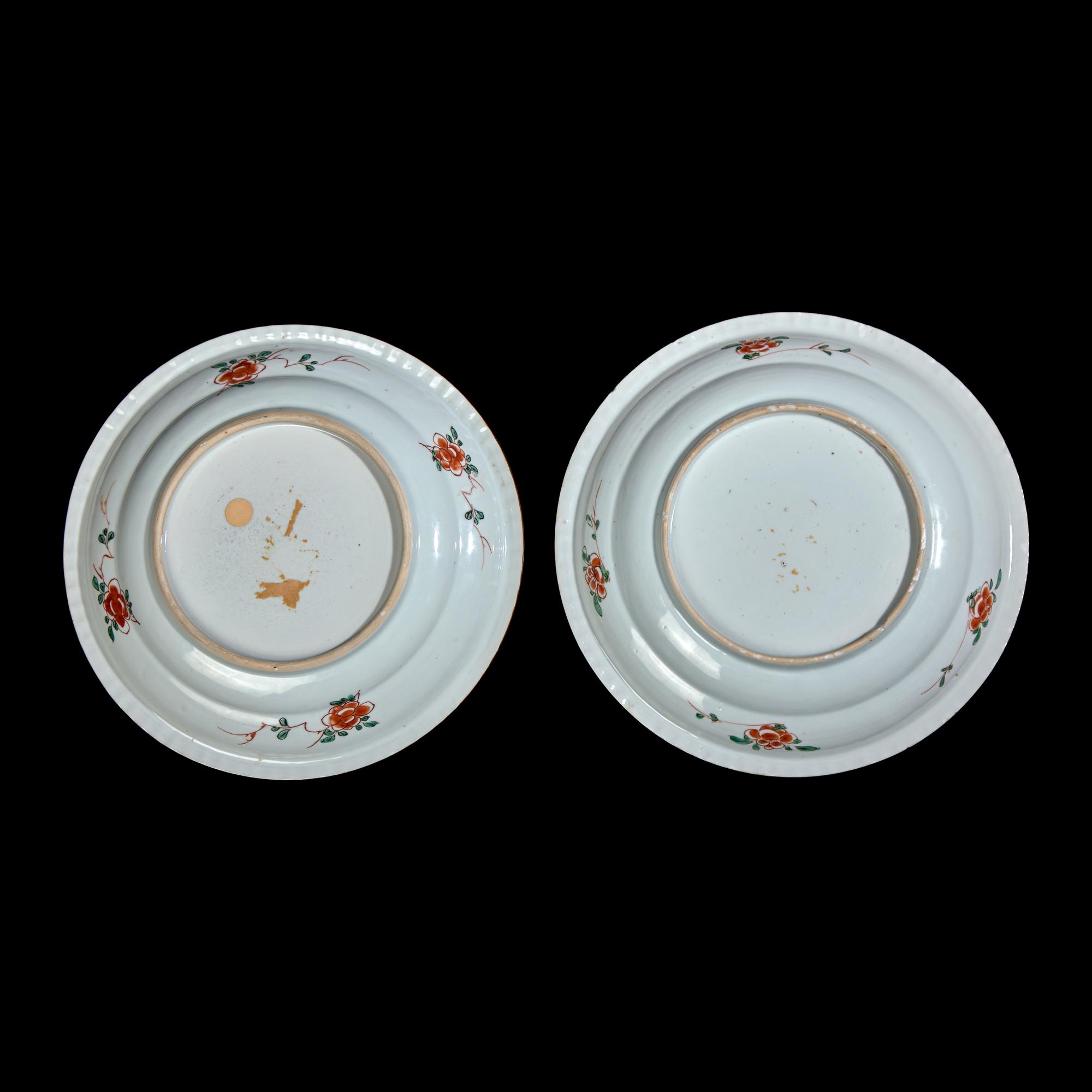 A Pair of Chinese Famille Verte Porcelain 'Phoenix' Dishes, Kangxi Period 清康熙 五彩鳳穿牡丹圖盤一對