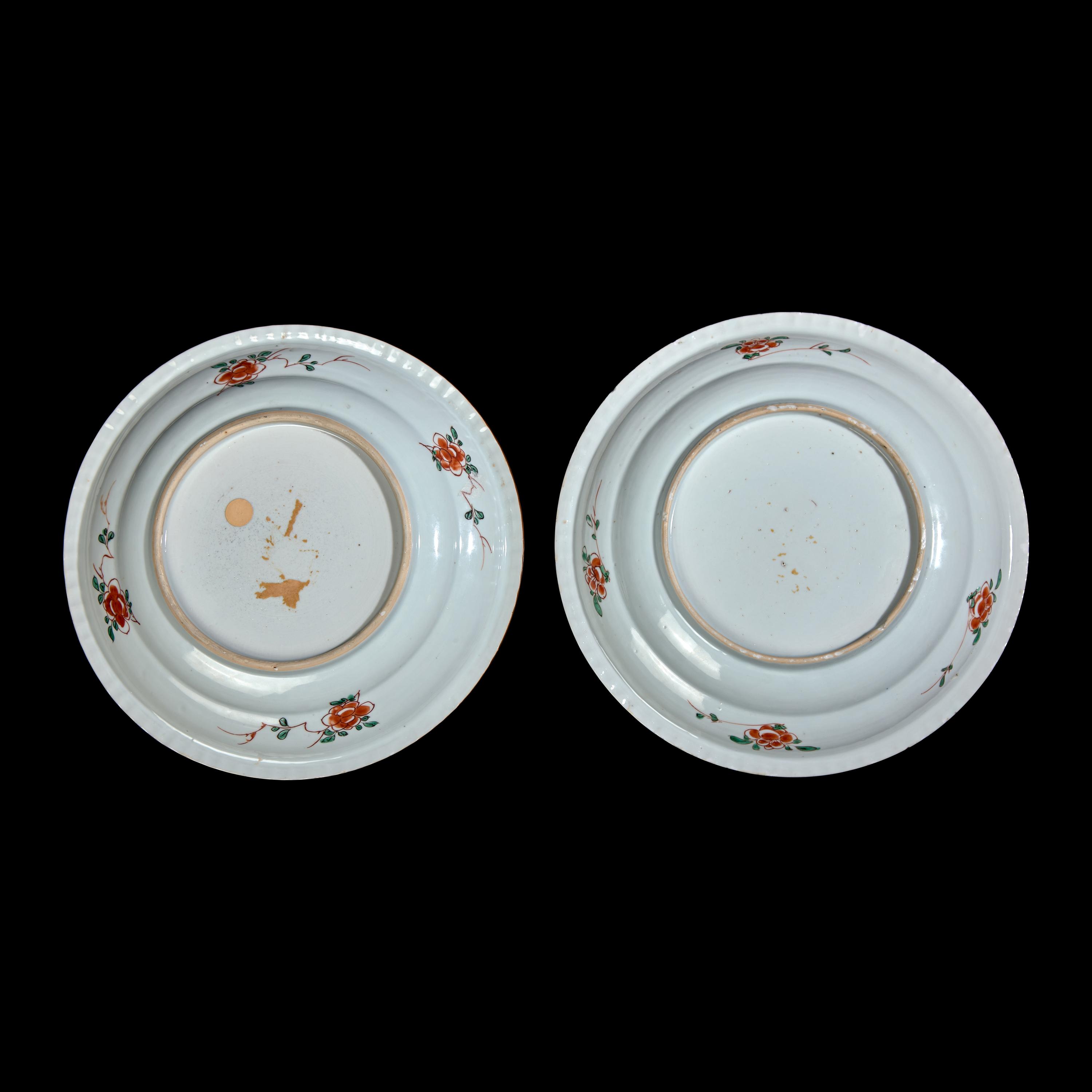 A Pair of Chinese Famille Verte Porcelain 'Phoenix' Dishes, Kangxi Period 清康熙 五彩鳳穿牡丹圖盤一對