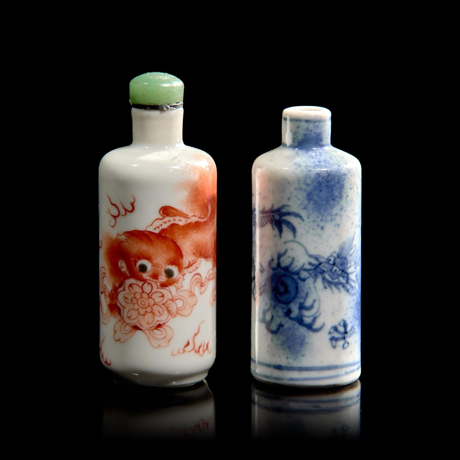 Two Chinese Porcelain Snuff Bottles 礬紅彩、青花鼻烟壺兩隻