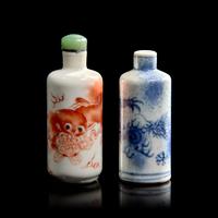 Two Chinese Porcelain Snuff Bottles 礬紅彩、青花鼻烟壺兩隻