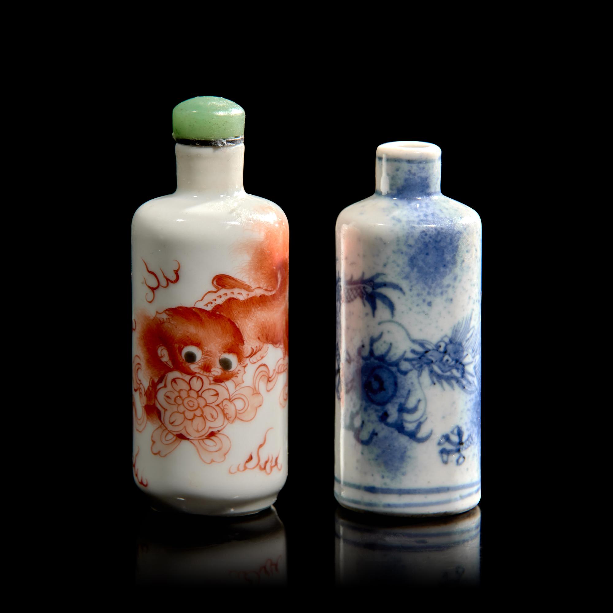 Two Chinese Porcelain Snuff Bottles 礬紅彩、青花鼻烟壺兩隻