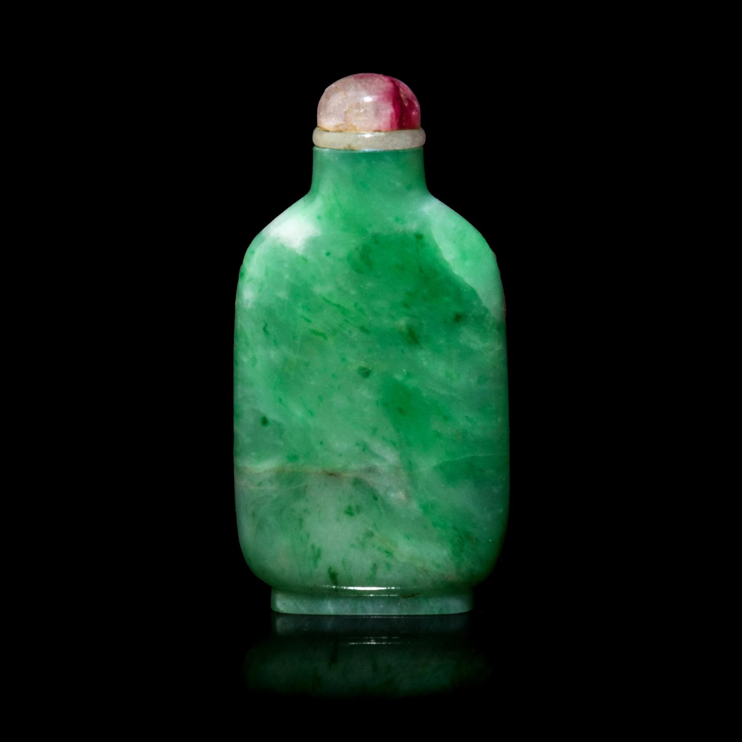 A Chinese Apple Green Jadeite Snuff Bottle, 19th-Early 20th Century 清末-民國 翡翠素面鼻煙壺