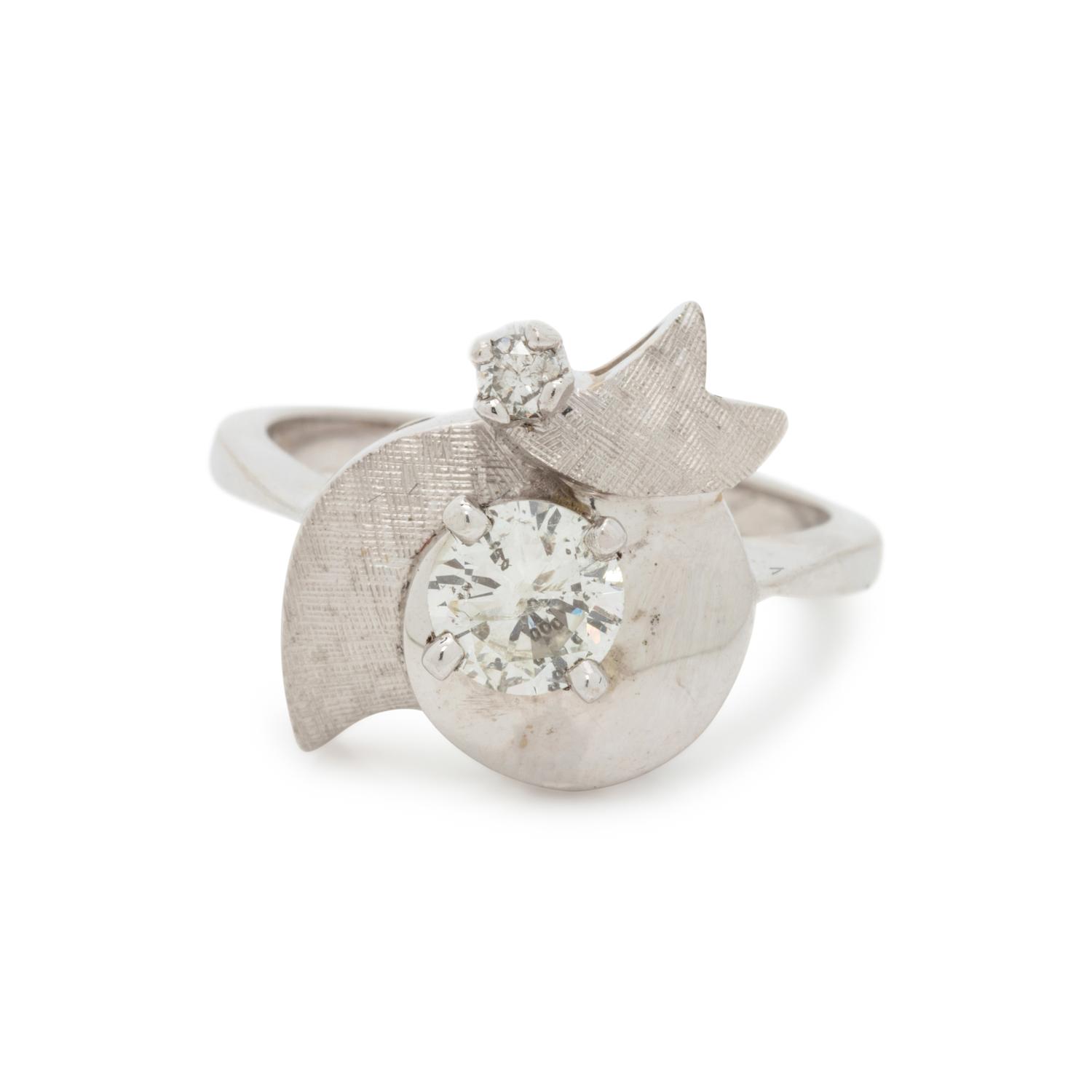 WHITE GOLD AND DIAMOND RING