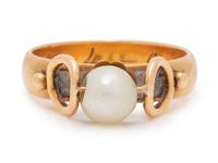 An Edwardian Yellow Gold and Pearl Ring,
