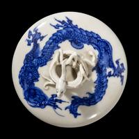 A Japanese Blue and White 'Dragon' Trumpet Cup and Cover by Makuzu Kozan (1842-1916) 宮川香山製青花敞口蓋杯
