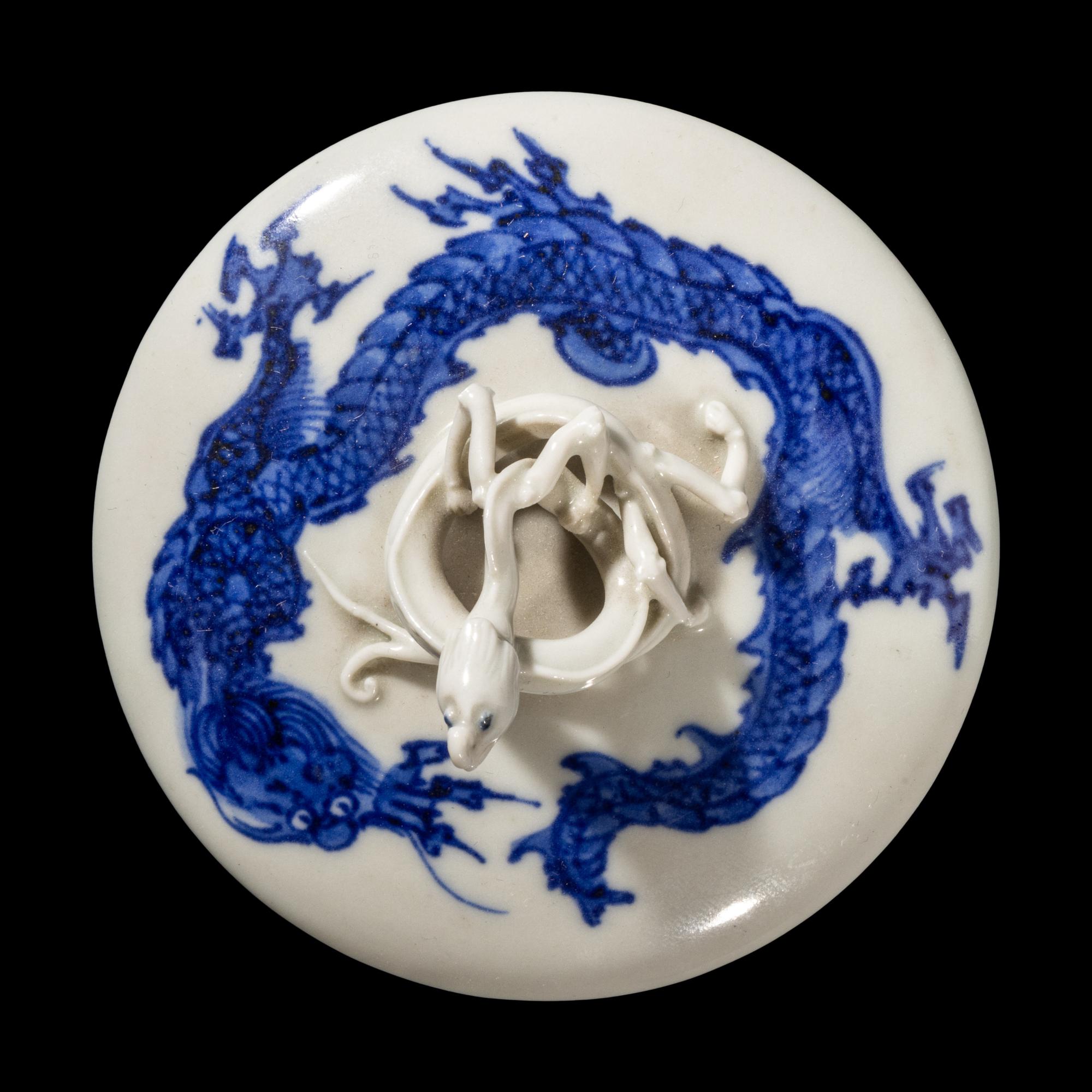 A Japanese Blue and White 'Dragon' Trumpet Cup and Cover by Makuzu Kozan (1842-1916) 宮川香山製青花敞口蓋杯