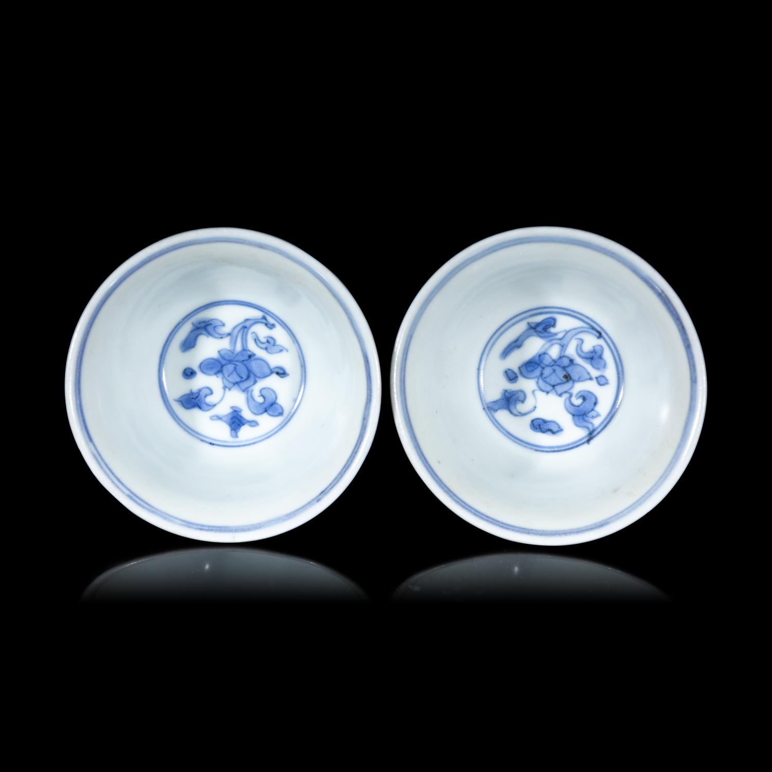 A Pair of Blue and White 'Phoenix' Cups, Jiajing Mark, 16th/17th Century 明晚期 嘉靖款青花穿花鳳紋杯一對