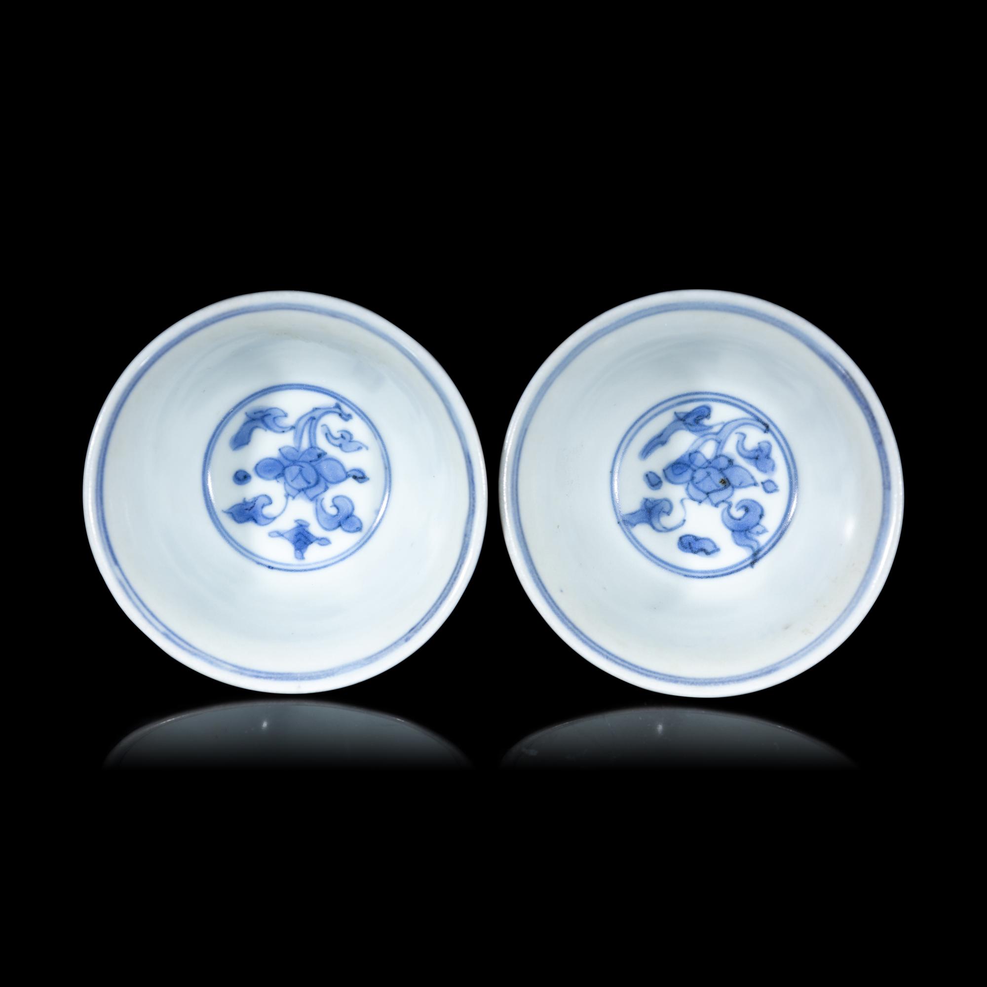 A Pair of Blue and White 'Phoenix' Cups, Jiajing Mark, 16th/17th Century 明晚期 嘉靖款青花穿花鳳紋杯一對