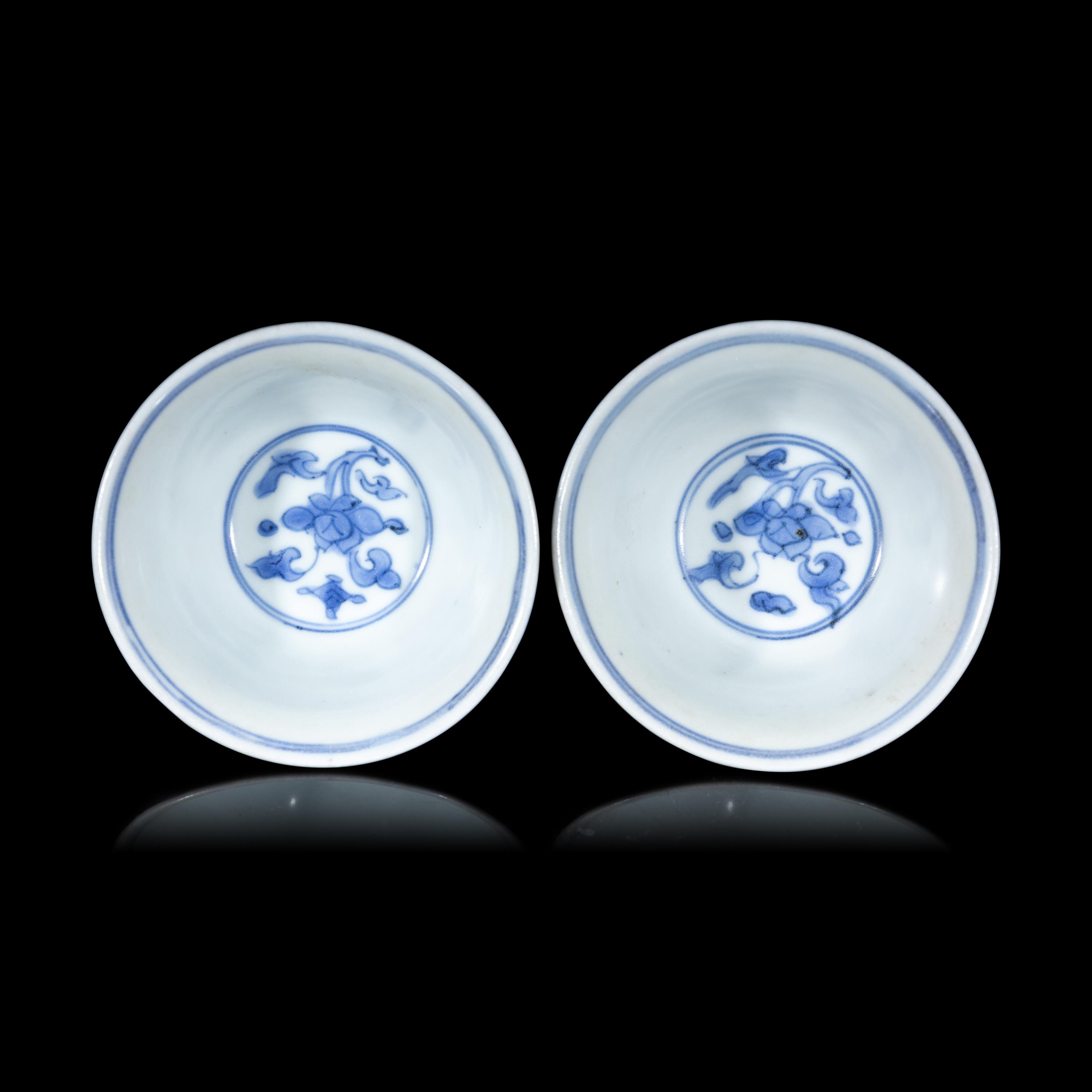 A Pair of Blue and White 'Phoenix' Cups, Jiajing Mark, 16th/17th Century 明晚期 嘉靖款青花穿花鳳紋杯一對