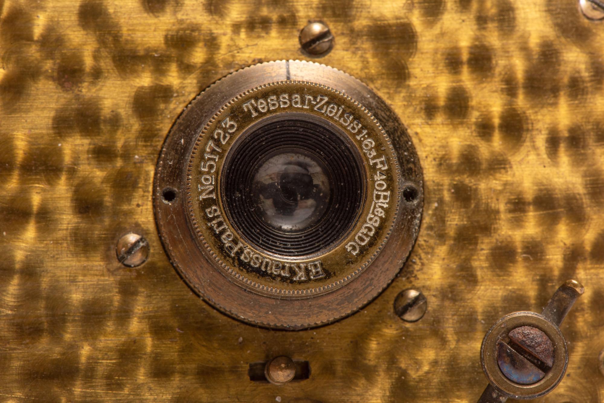 [EARLY PHOTOGRAPHY]. Tropical miniature truncated plate camera. E. Krauss, Paris.