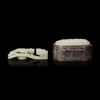 A Chinese Carved Jade Plaque-Inset Silver Box and a Jade 'Dragon' Belt Hook, 18th/19th Century 清中期 銀嵌玉牌香盒及蒼龍教子帶鈎