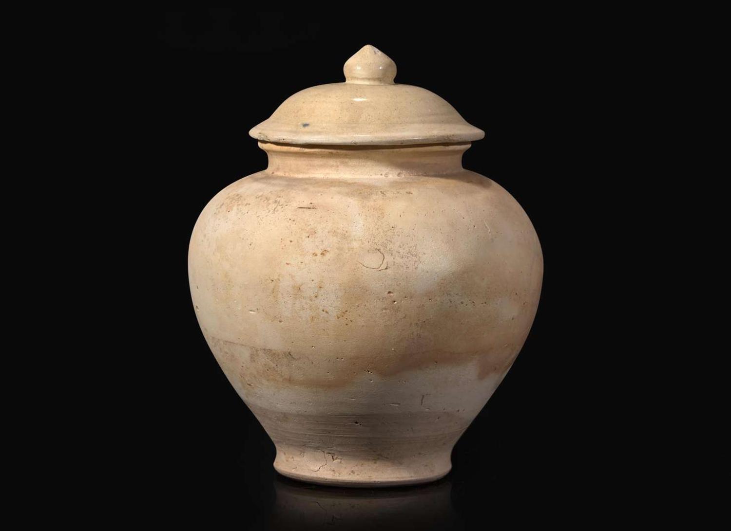A Chinese whiteware jar and associated cover, Tang dynasty 白瓷罐與蓋子或一套 唐