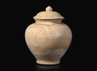A Chinese whiteware jar and associated cover, Tang dynasty 白瓷罐與蓋子或一套 唐