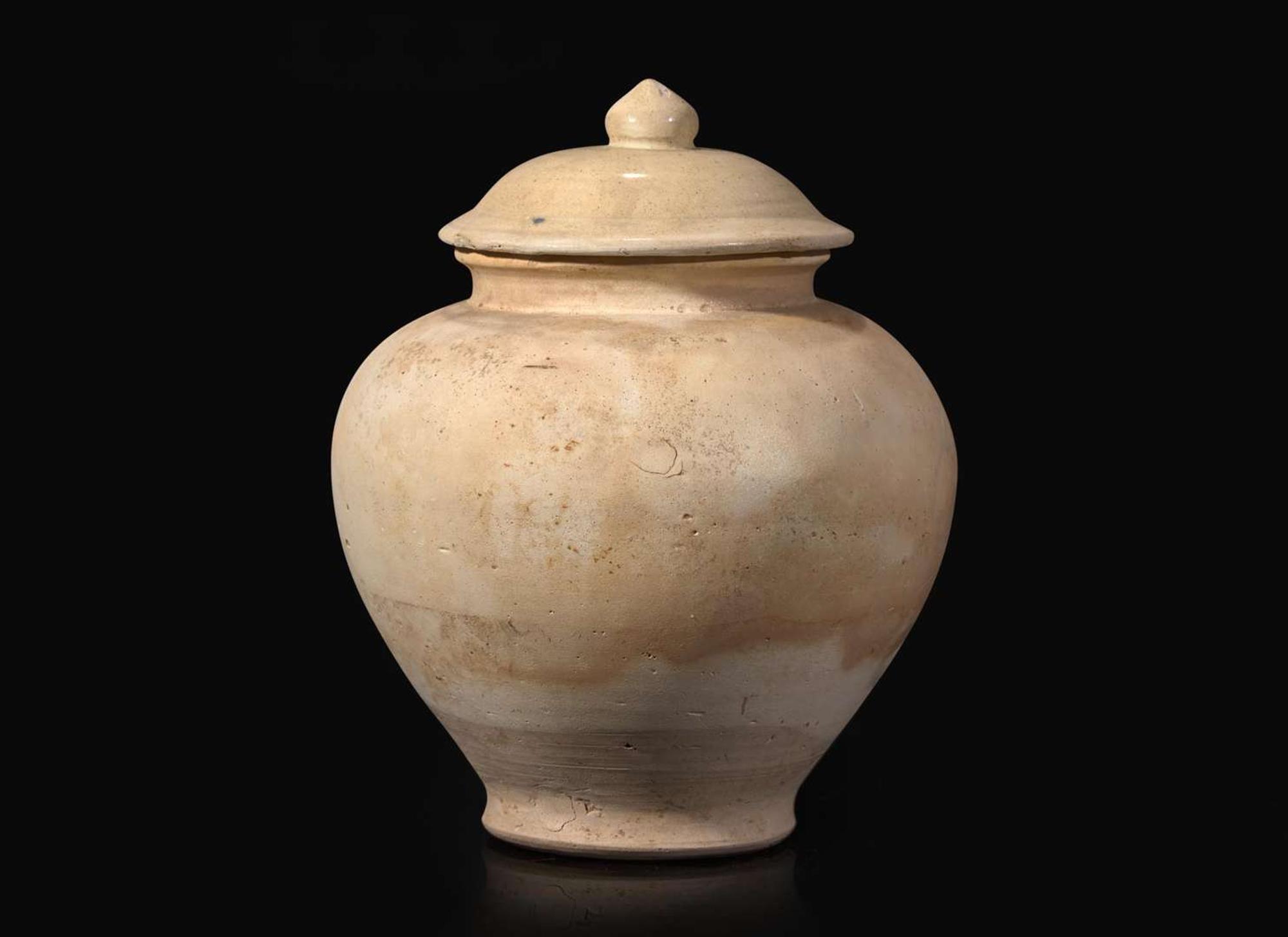 A Chinese whiteware jar and associated cover, Tang dynasty 白瓷罐與蓋子或一套 唐