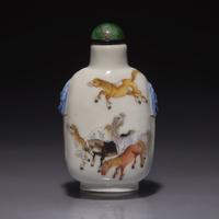 A Chinese Enameled Porcelain "Eight Horses of Mu Wang" Snuff Bottle, Qing Dynasty, Daoguang Mark and of the Period — 1821-1850年 粉彩穆王八駿圖鼻煙壺