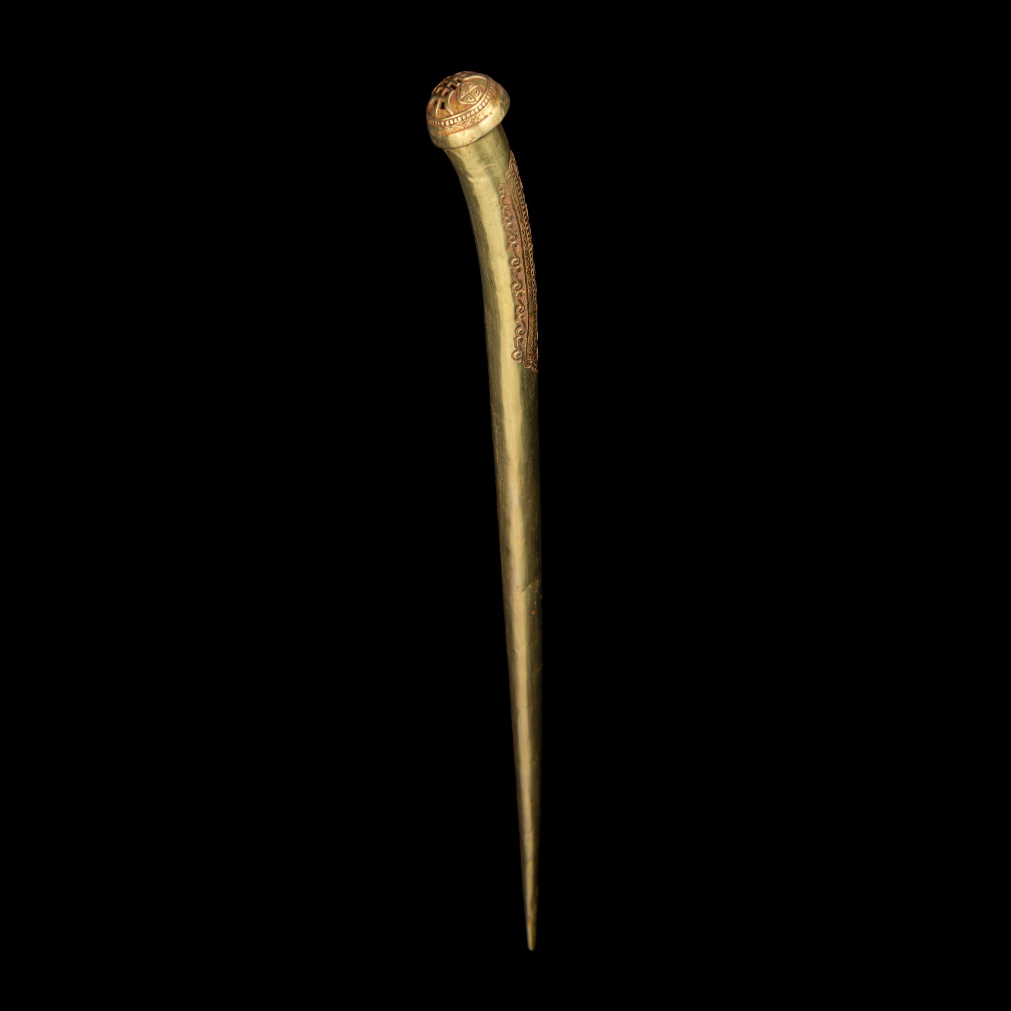 A Chinese Gold 'Longevity' Hairpin, Tongzan, Late Ming Dynasty 明晚期 滇式壽字紋金長簪