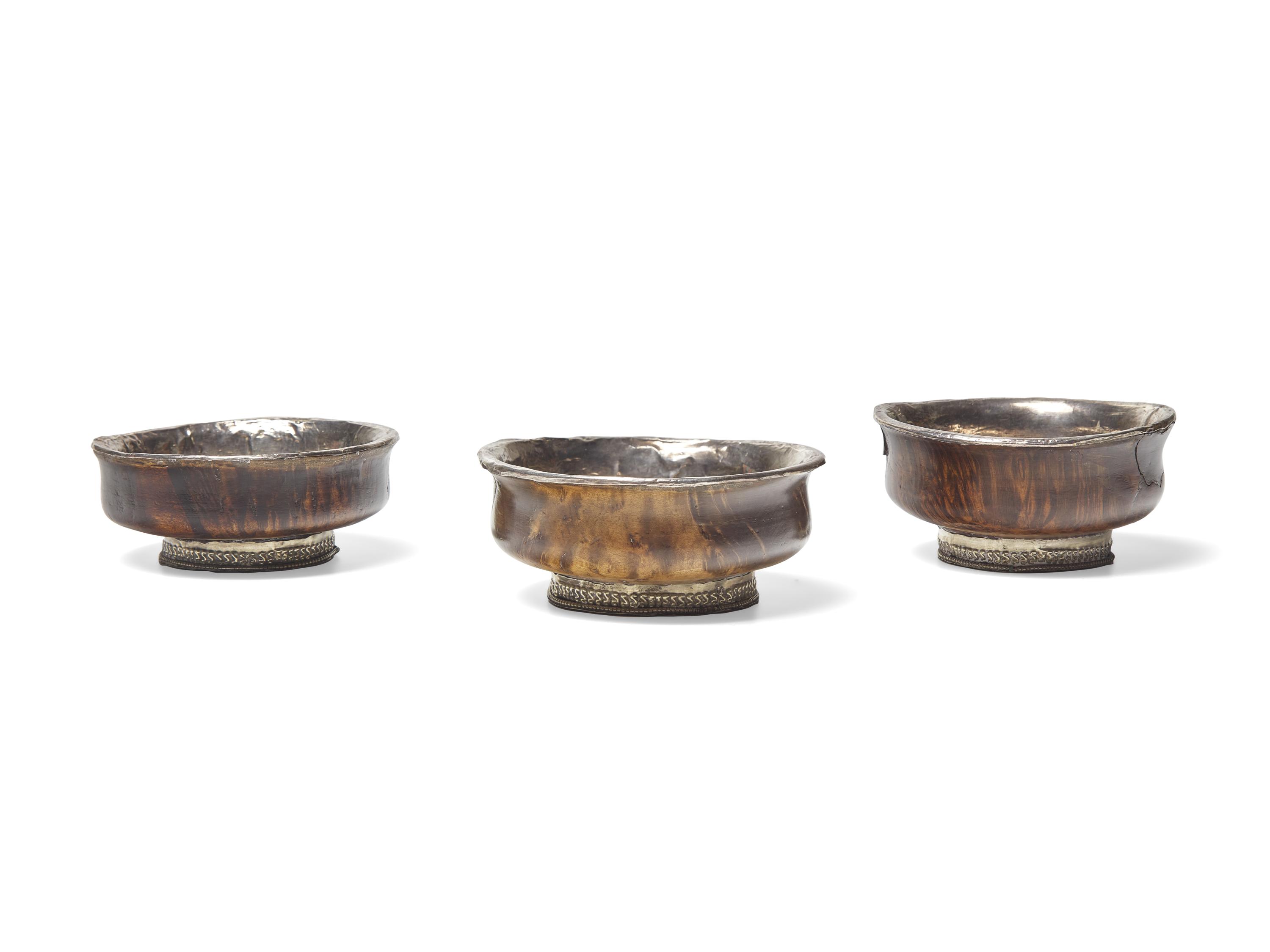 Three Tibetan Lined Burlwood Offering Bowls, 19th Century 十九世紀 木鑲銀碗三隻