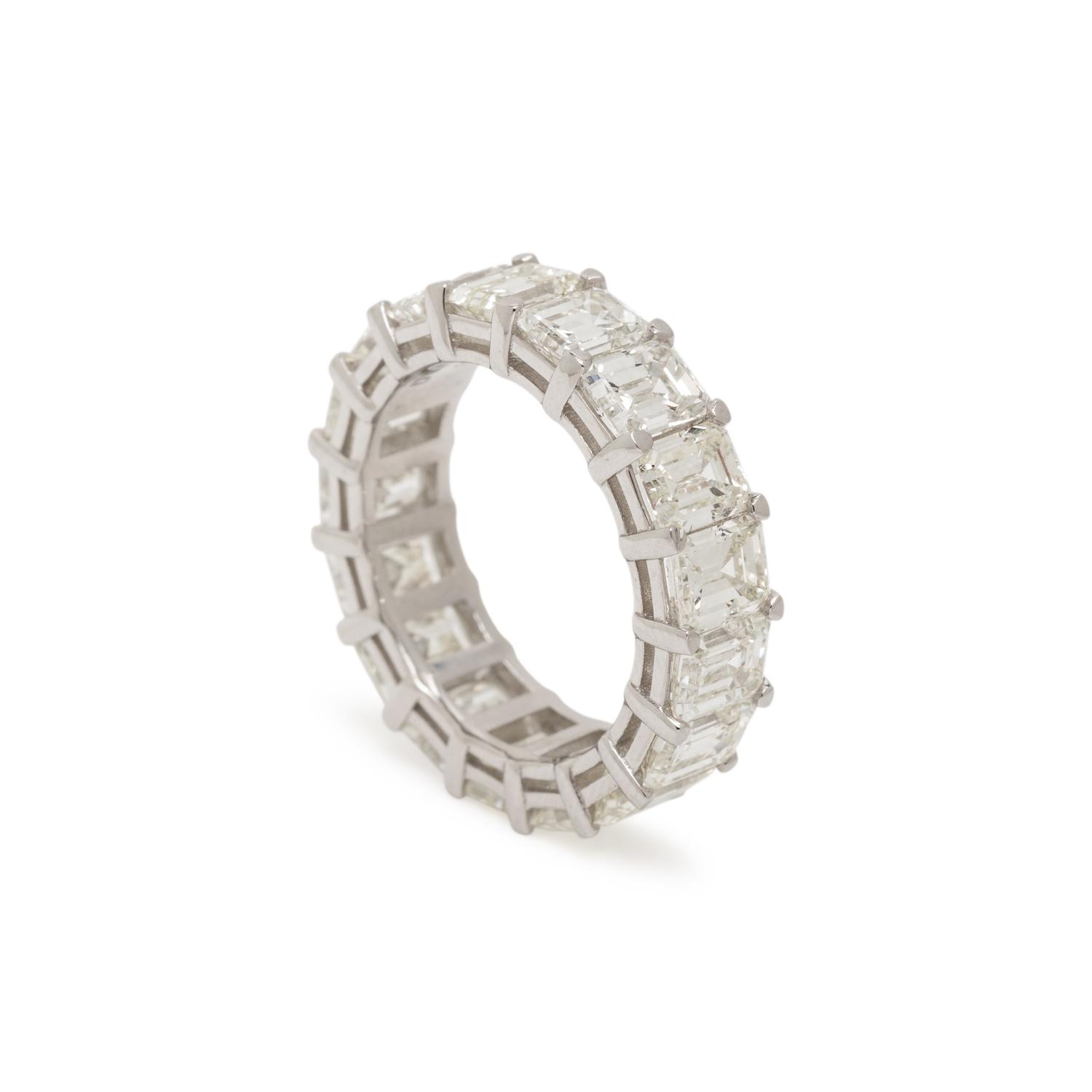 EMERALD CUT DIAMOND ETERNITY BAND