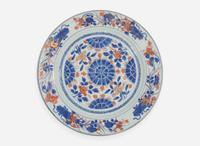 A Chinese export porcelain “Imari” pattern charger, 18th century 有田燒形製外銷瓷大盤 十八世紀