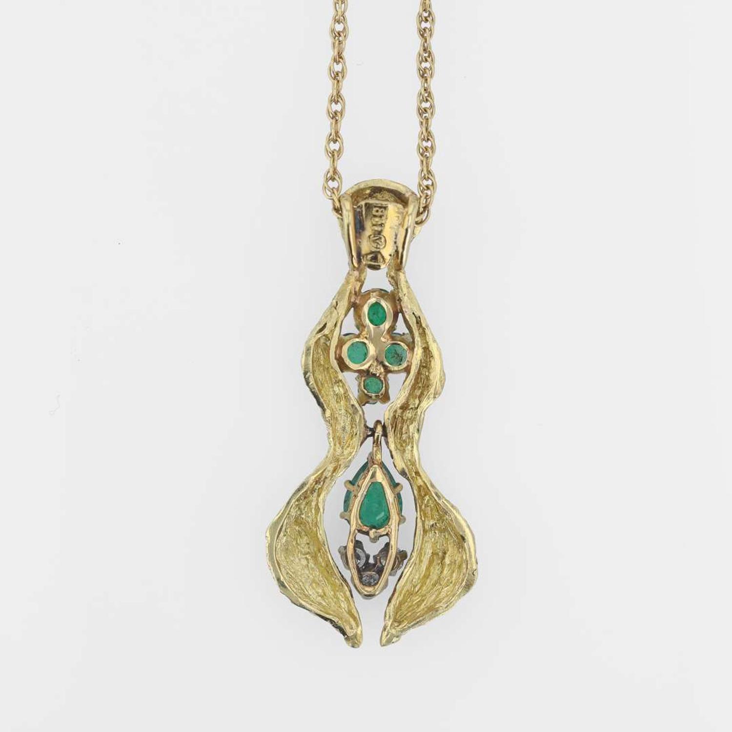 An 18K yellow gold, emerald, and diamond necklace