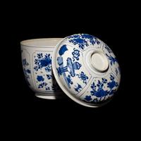 A Large Chinese Blue and White 'Bogu' Porcelain Jar and Cover, Kangxi Period 清康熙 青花博古圖粥罐