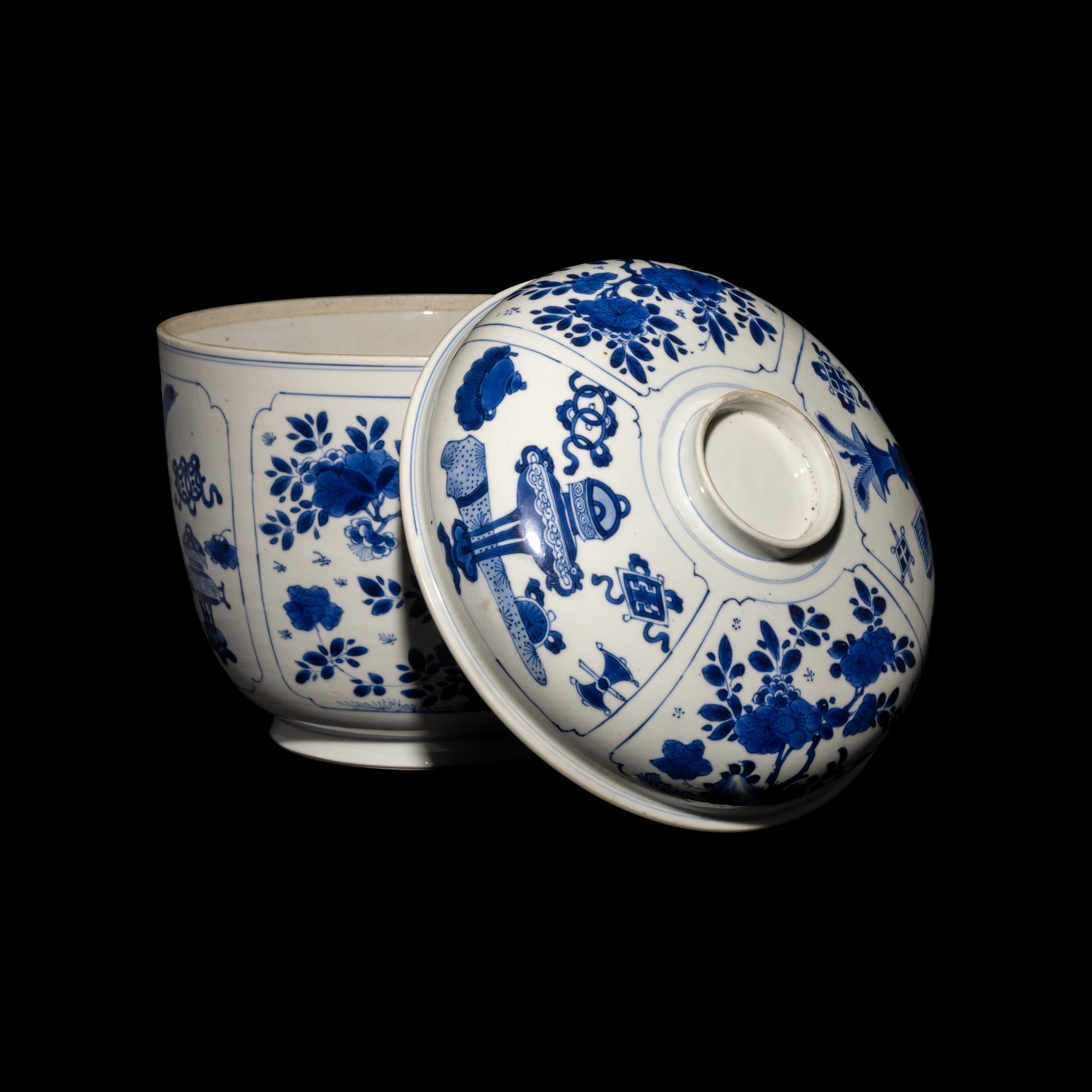 A Large Chinese Blue and White 'Bogu' Porcelain Jar and Cover, Kangxi Period 清康熙 青花博古圖粥罐