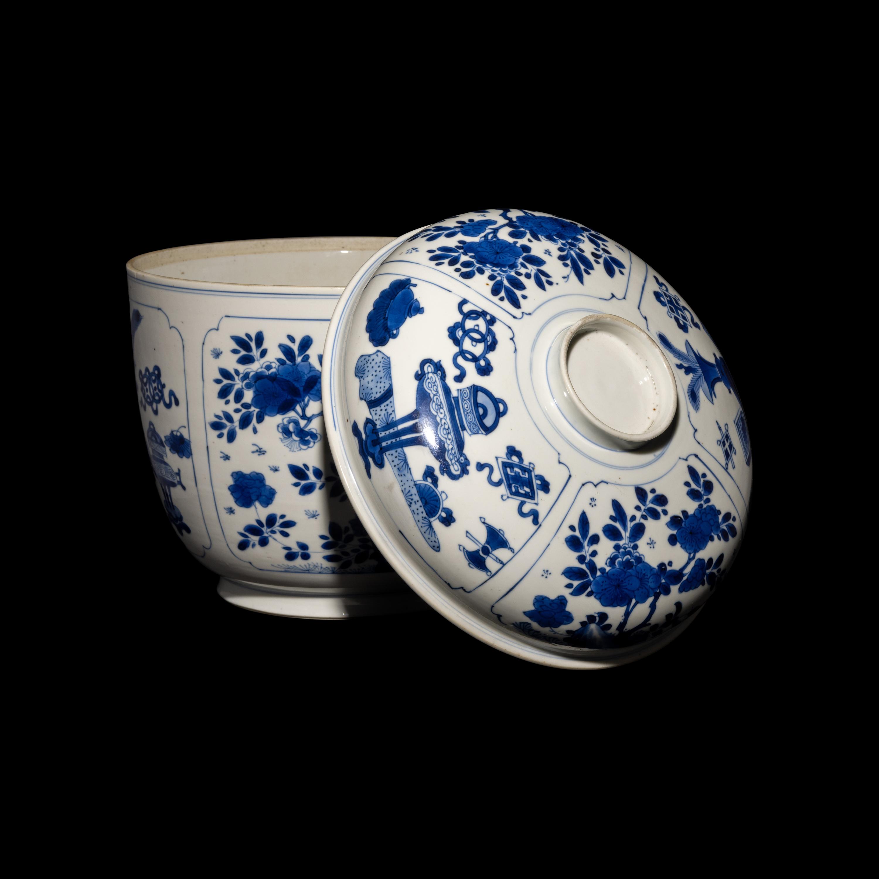 A Large Chinese Blue and White 'Bogu' Porcelain Jar and Cover, Kangxi Period 清康熙 青花博古圖粥罐