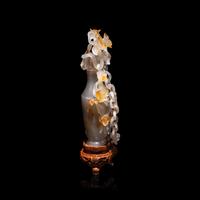 A Chinese Grey and Russet Agate Bottle Vase and Cover, 20th Century — 近代 灰瑪瑙巧雕帶鏈賞瓶