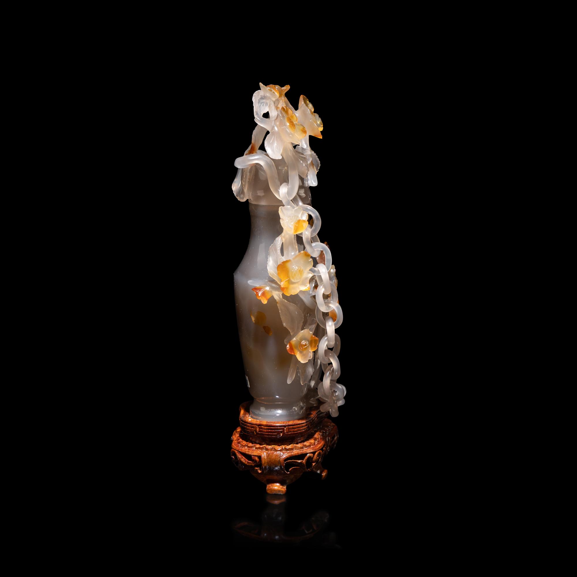 A Chinese Grey and Russet Agate Bottle Vase and Cover, 20th Century — 近代 灰瑪瑙巧雕帶鏈賞瓶