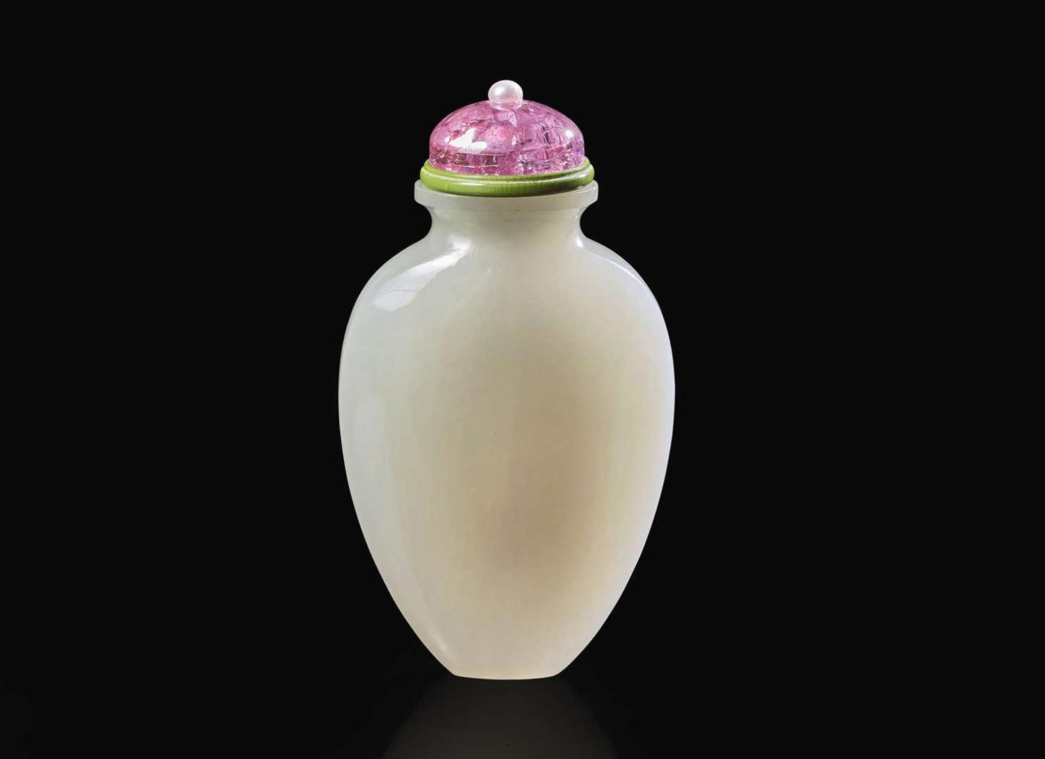 A Chinese carved white jade snuff bottle 白玉鼻煙壺